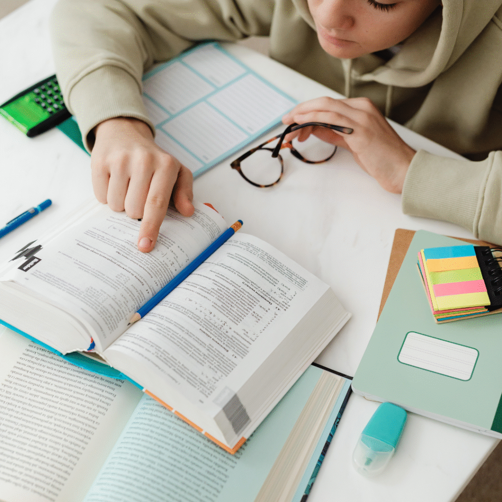 Alumno de Capri Educa con un libro