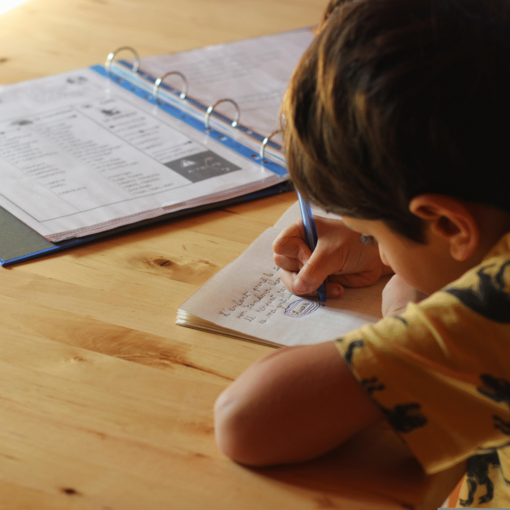 Alumno de Capri Educa con un libro