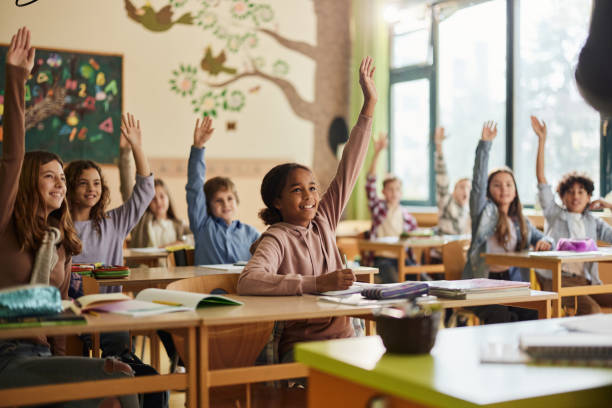 Estudiantes aprendiendo qué son los lexemas y morfemas en clase de lengua